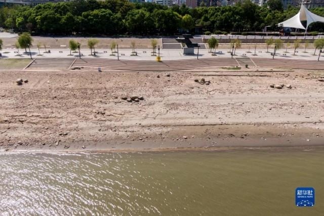 Trung Quốc: Sông Dương Tử khô hạn giữa mùa lũ